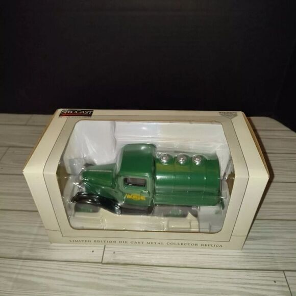 SpecCast Diecast Collectibles Metal 1932 Ford Valvoline Collector Replica Truck - Picture 1 of 10